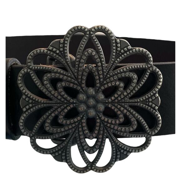 Old Navy Black Leather Belt Large Gunmetal Metal Tone Buckle Floral S - Picture 2 of 5
